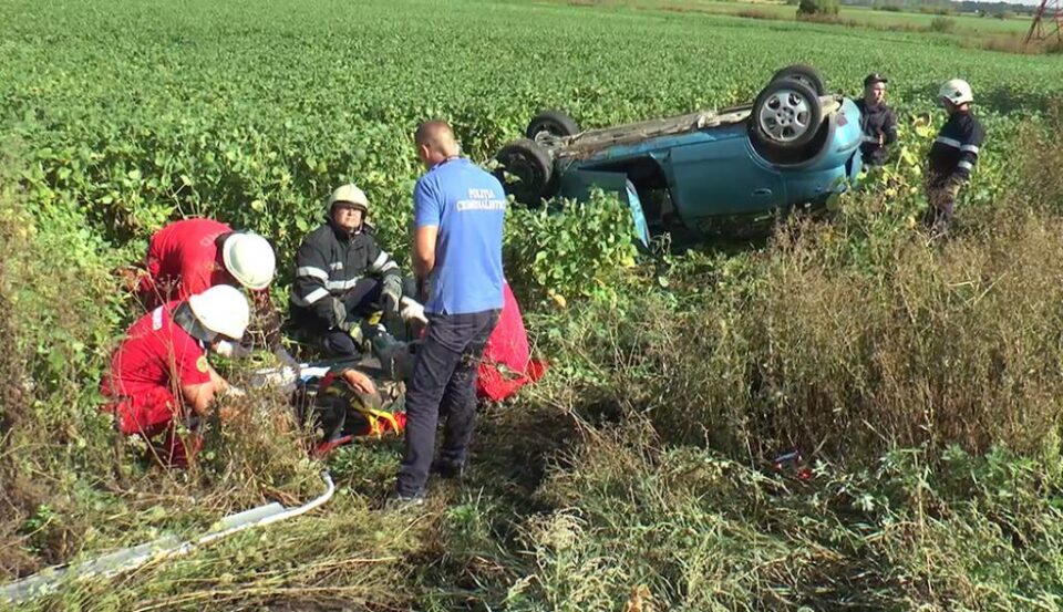 Tânărul de 26 de ani a fost găsit în afara mașinii