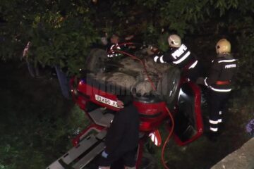 În urma impactului cu capul de pod, mașina s-a răsturnat