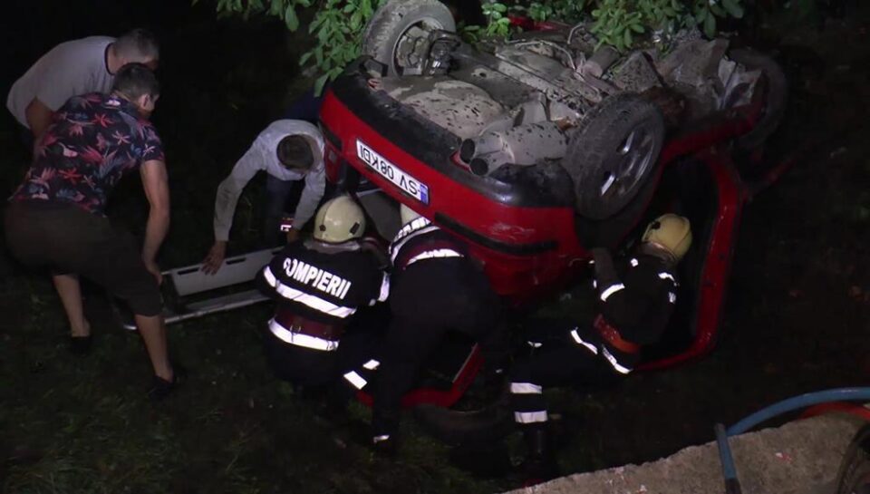 Mașina implicată în accidentul de la Horodnic s-a răsturnat după ce a lovit capul de pod