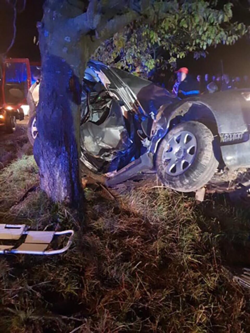 Mașina în care erau cei doi tineri din Putna a fost distrusă în totalitate, în urma impactului lateral cu copacul