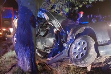 Mașina în care erau cei doi tineri din Putna a fost distrusă în totalitate, în urma impactului lateral cu copacul