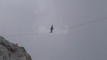 Cascadorie pe Pietrele Doamnei din Munții Rarău, pe o coardă sintetică de doar 2,5 centimetri lățime