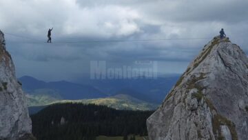 Cascadorie pe Pietrele Doamnei din Munții Rarău, pe o coardă sintetică de doar 2,5 centimetri lățime