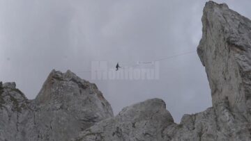 Cascadorie pe Pietrele Doamnei din Munții Rarău, pe o coardă sintetică de doar 2,5 centimetri lățime