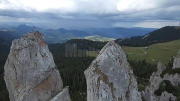 Cascadorie pe Pietrele Doamnei din Munții Rarău, pe o coardă sintetică de doar 2,5 centimetri lățime