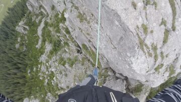 Cascadorie pe Pietrele Doamnei din Munții Rarău, pe o coardă sintetică de doar 2,5 centimetri lățime