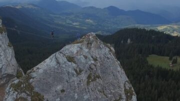 Cascadorie pe Pietrele Doamnei din Munții Rarău, pe o coardă sintetică de doar 2,5 centimetri lățime