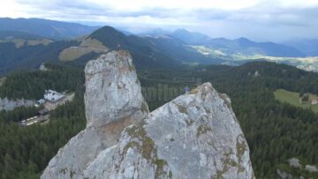 Cascadorie pe Pietrele Doamnei din Munții Rarău, pe o coardă sintetică de doar 2,5 centimetri lățime