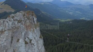 Cascadorie pe Pietrele Doamnei din munții Rarău, pe o coardă sintetică de doar 2,5 centimetri