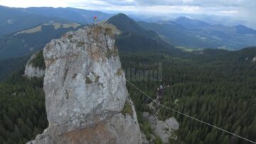 Cascadorie pe Pietrele Doamnei din Munții Rarău, pe o coardă sintetică de doar 2,5 centimetri lățime