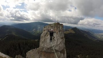 Cascadorie pe Pietrele Doamnei din Munții Rarău, pe o coardă sintetică de doar 2,5 centimetri lățime