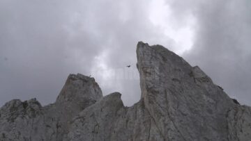 Cascadorie pe Pietrele Doamnei din Munții Rarău, pe o coardă sintetică de doar 2,5 centimetri lățime