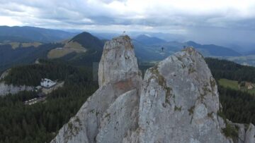 Cascadorie pe Pietrele Doamnei din Munții Rarău, pe o coardă sintetică de doar 2,5 centimetri lățime