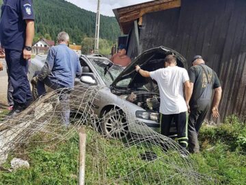 Autoturismul Volvo s-a rătsurnat și a ajuns lângă magazia unei gospodarii de la marginea drumului
