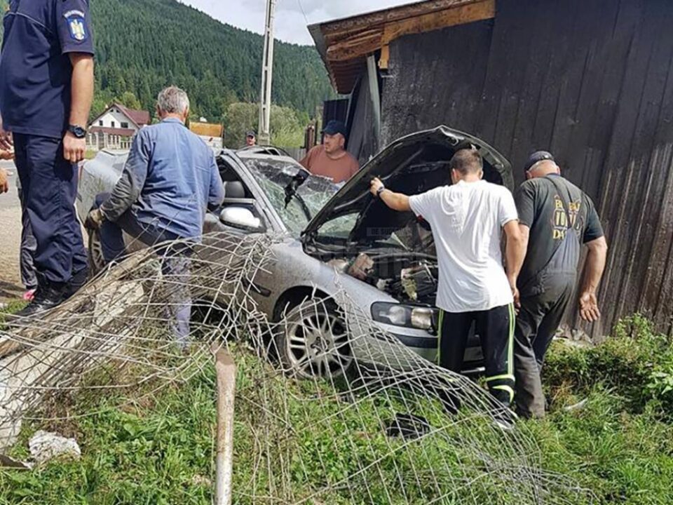Autoturismul Volvo s-a rătsurnat și a ajuns lângă magazia unei gospodarii de la marginea drumului