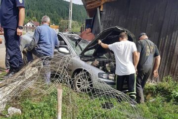 Autoturismul Volvo s-a rătsurnat și a ajuns lângă magazia unei gospodarii de la marginea drumului
