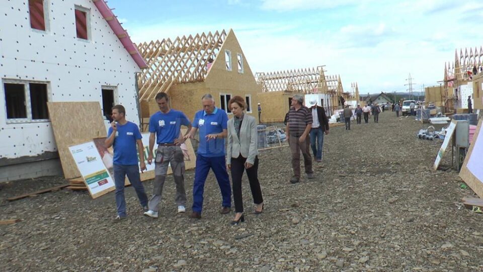 Prefectul Mirela Adomnicăi și consilierul de stat Laszlo Borbely s-au alăturat voluntarilor de pe șantierul Habitat pentru Umanitate