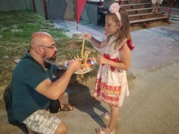 Au adoptat două fetițe, una în vârstă de 5 ani și una în vârstă de 7 ani, după ce mult timp s-au luptat să aibă copii
