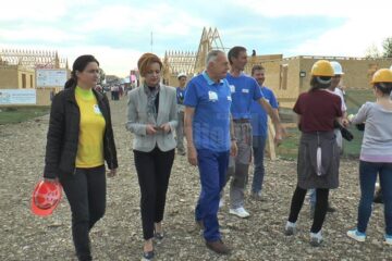 Prefectul Mirela Adomnicăi și consilierul de stat Laszlo Borbely s-au alăturat voluntarilor de pe șantierul Habitat pentru Umanitate