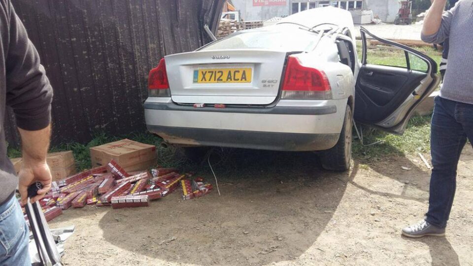 Mașina implicată în accident și țigările găsite lângă aceasta