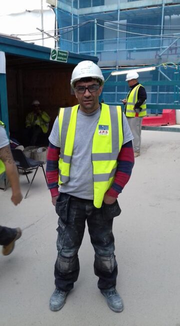 Vasile este de nouă ani în Leeds (Anglia) și este muncitor în construcții