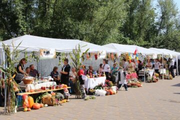 Standurile cu bucate își așteaptă vizitatorii
