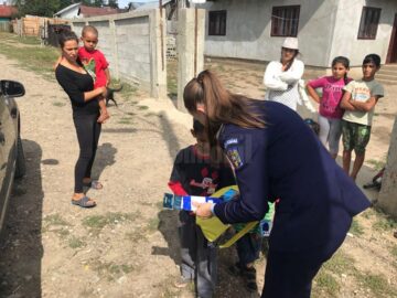 Ghiozdane și rechizite oferite de polițiști copiilor, la început de an școlar