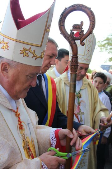 Panglica pentru sfințirea bisericii a fost tăiată de cardinalul Kazimierz Nycz, primarul