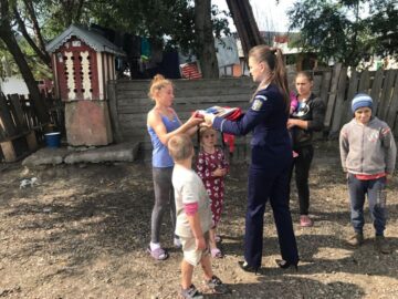 Polițiștii le-au împărțit copiilor ghiozdane și rechizite școlare