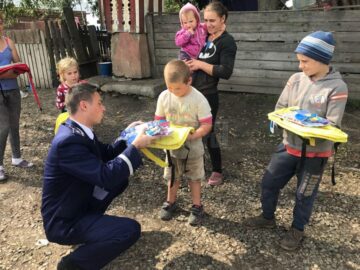 Polițiștii le-au împărțit copiilor ghiozdane și rechizite școlare