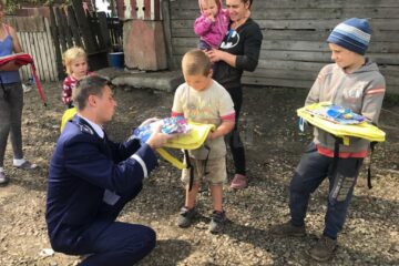 Polițiștii le-au împărțit copiilor ghiozdane și rechizite școlare