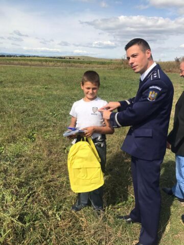 Ghiozdane și rechizite oferite de polițiști copiilor, la început de an școlar