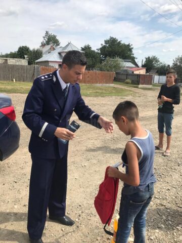 Ghiozdane și rechizite oferite de polițiști copiilor, la început de an școlar