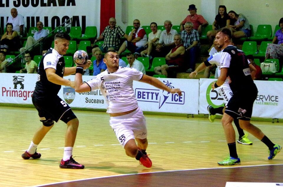 Mihai Sandu a primit un genunchi în coapsă în prima repriză cu Steaua și n-a mai putut să intre în teren Mihai Sandu a primit un genunchi în coapsă în prima repriză cu Steaua și n-a mai putut să intre în teren