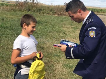 Ghiozdane și rechizite oferite de polițiști copiilor, la început de an școlar