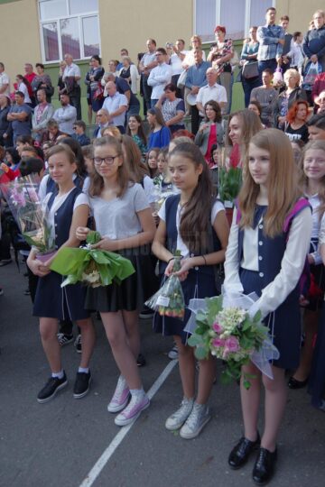 Debut de an școlar printre emoții și discursuri. Aproape 120.000 de elevi suceveni reiau cursurile