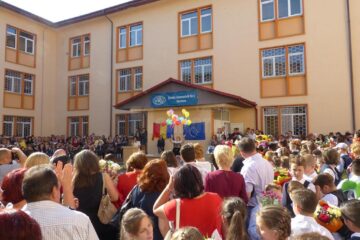 Peste 850 de elevi ai Școlii Gimnaziale Nr. 1 din Suceava au început noul an școlar într-o atmosferă de sărbătoare