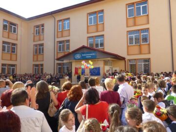 Peste 850 de elevi ai Școlii Gimnaziale Nr. 1 din Suceava au început noul an școlar într-o atmosferă de sărbătoare