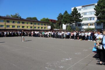 Primarul Sucevei a participat la deschiderea de an școlar la 14 unități de învățământ