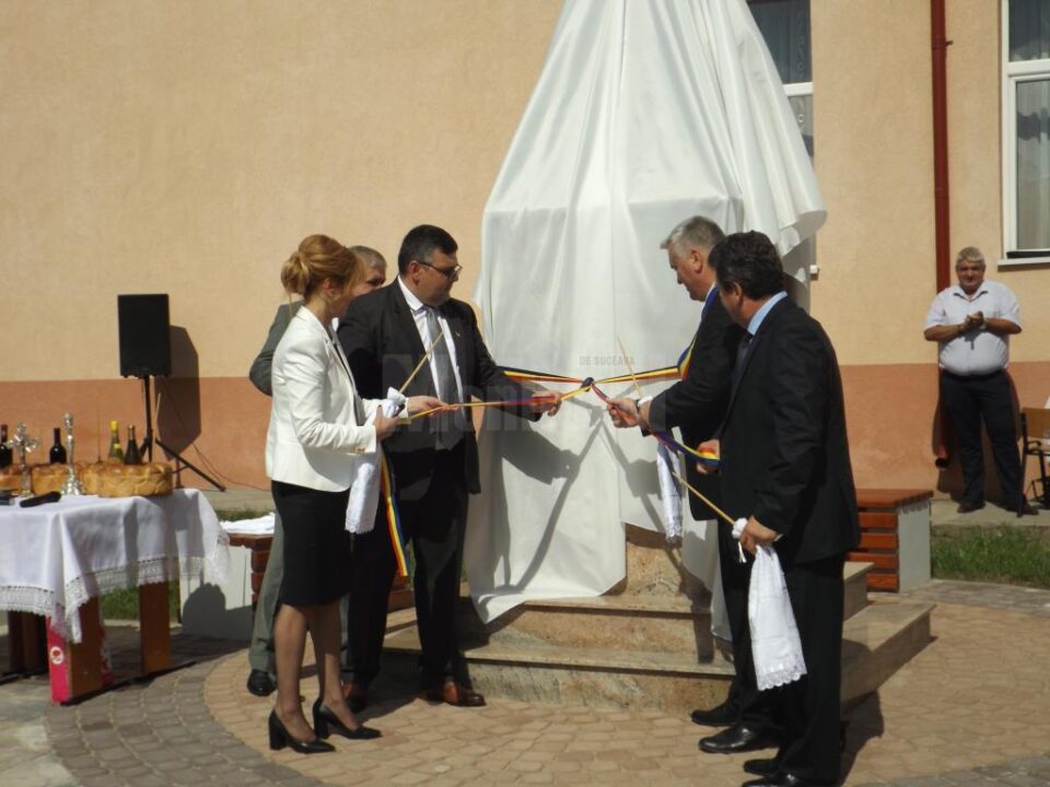 Dezvelirea bustului lui Ștefan cel Mare, la Liceul Tehnologic Cajvana