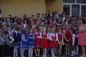 Debut de an școlar printre emoții și discursuri. Aproape 120.000 de elevi suceveni reiau cursurile