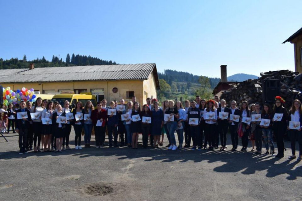 Burse pentru 40 de elevi ai Liceului Tehnologic „Vasile Cocea” Moldovița, pentru performanță școlară și activitate extrașcolară