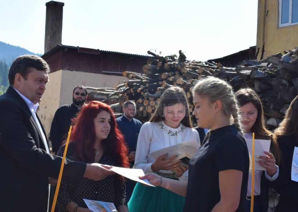 Burse pentru 40 de elevi ai Liceului Tehnologic „Vasile Cocea” Moldovița, pentru performanță școlară și activitate extrașcolară