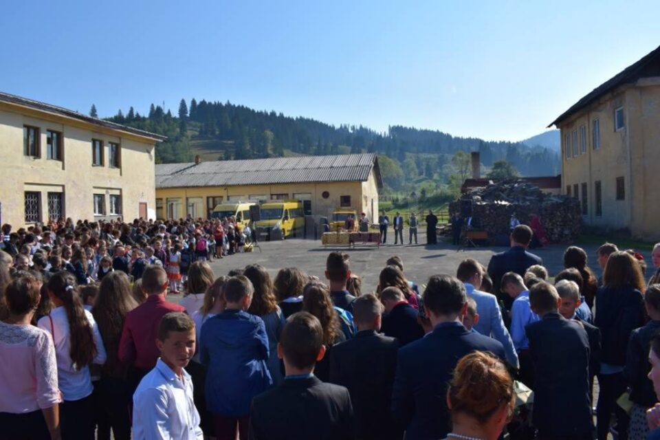 Burse pentru 40 de elevi ai Liceului Tehnologic „Vasile Cocea” Moldovița, pentru performanță școlară și activitate extrașcolară