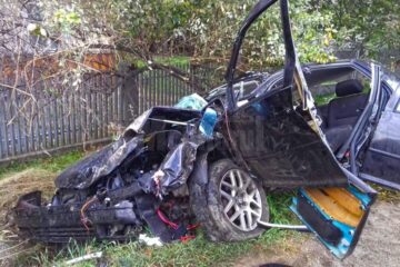 In urma coliziunii, soferul autoturismului a ramas incarcerat in interiorul masinii