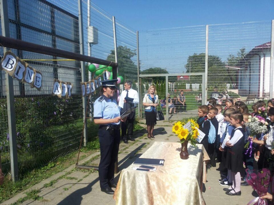 Peste 400 de polițiști au participat, ieri, la festivitățile de deschidere a noului an școlar, pe raza județului Suceava Peste 400 de polițiști au participat, ieri, la festivitățile de deschidere a noului an școlar, pe raza județului Suceava
