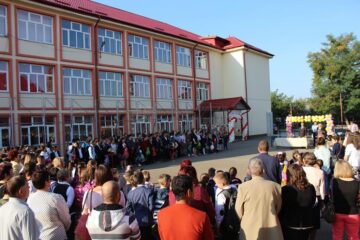 Primarul Sucevei a participat la deschiderea de an școlar la 14 unități de învățământ