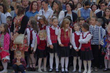 Debut de an școlar printre emoții și discursuri. Aproape 120.000 de elevi suceveni reiau cursurile