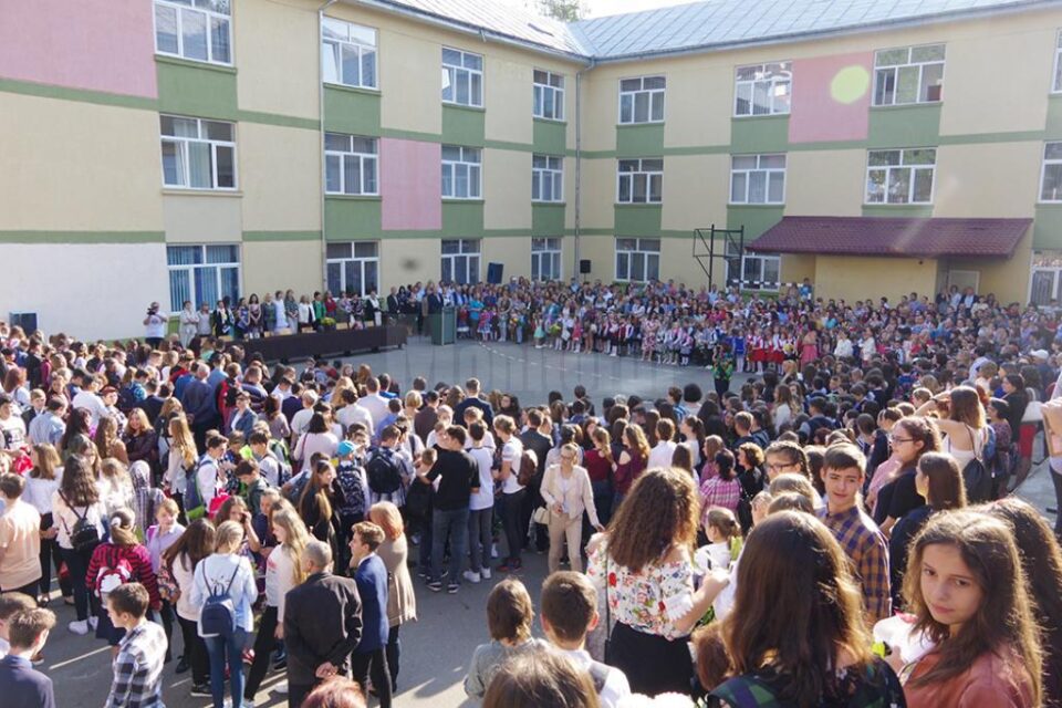 Festivitatea de la Colegiul „Mihai Eminescu” s-a desfășurat într-un climat dominat de bună dispoziție