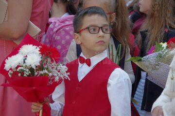 Debut de an școlar printre emoții și discursuri. Aproape 120.000 de elevi suceveni reiau cursurile